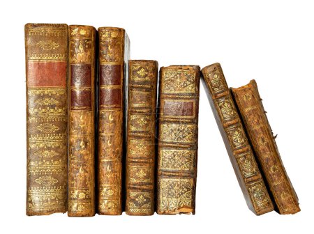 Reihe antiker Bücher mit Ledereinband und goldenen Ornamenten auf isoliertem weißem Hintergrund