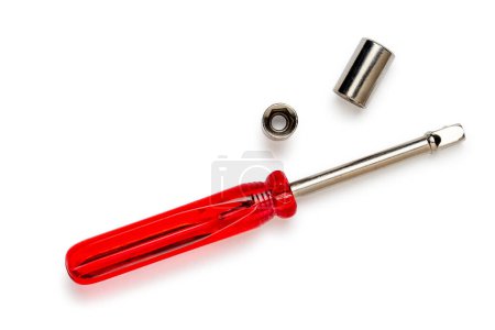 Steckschlüssel-Schraubendreher mit rotem Griff, Sechskantschlüssel aus Metall, Handwerkzeug-Schraubendreher, mit Zubehör isoliert auf weißem Hintergrund
