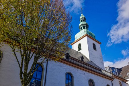 Foto de Torre de la histórica iglesia de Santa María en el casco antiguo de Siegen - Imagen libre de derechos