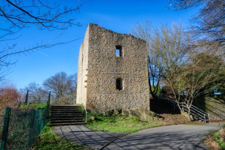 Téléchargez les photos : Tower of the medieval Hohensyburg castle ruin near Dortmund - en image libre de droit