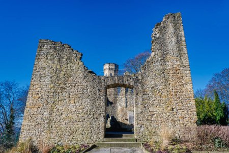 Téléchargez les photos : Walls of the historical Hohensyburg castle ruin near Dortmund - en image libre de droit