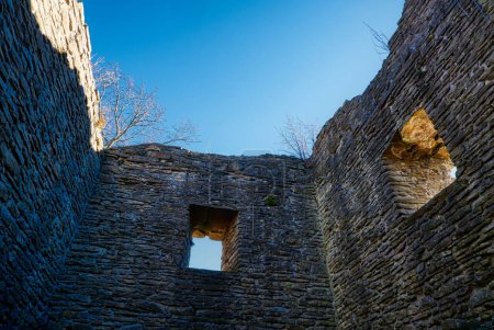 Téléchargez les photos : Old walls of the historical Hohensyburg castle ruin near Dortmund - en image libre de droit
