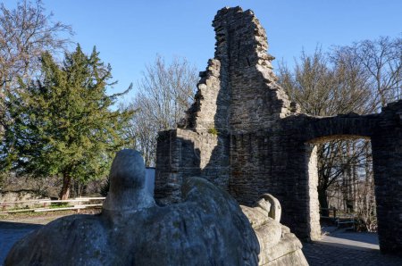 Téléchargez les photos : Historical Hohensyburg castle ruin with a war monument near Dortmund - en image libre de droit