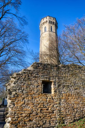 Téléchargez les photos : Medieval ruin of Hohensyburg castle and lookout tower near Dortmund - en image libre de droit