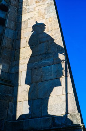 Téléchargez les photos : Historical monument with the shadow of a statue at Hohensyburg - en image libre de droit