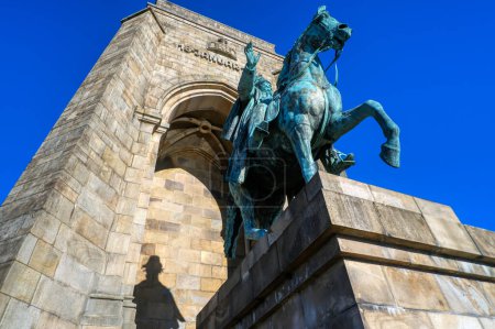 Téléchargez les photos : Horse and emperor statue of a historical monument at Hohensyburg - en image libre de droit