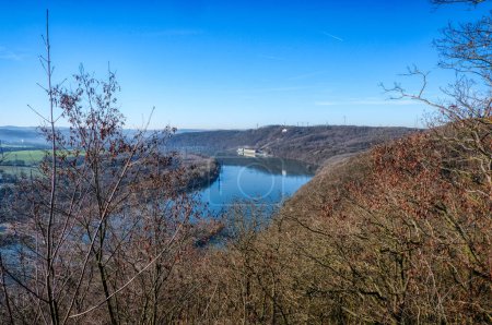 Foto de Vista sobre el valle del Ruhr y el lago Hengsteysee cerca de Syburg - Imagen libre de derechos