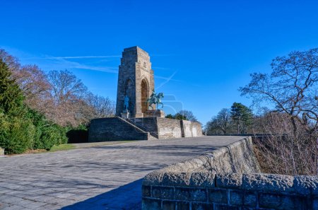 Téléchargez les photos : Historical emperor monument and outlook at Hohensyburgcastle in Dortmund - en image libre de droit