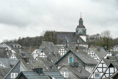 Foto de Historical half-timber houses and church in the beautiful old district of Freudenberg - Imagen libre de derechos