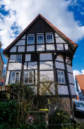 Téléchargez les photos : Belle maison de sorcière historique à colombages dans le vieux centre de Tecklembourg - en image libre de droit