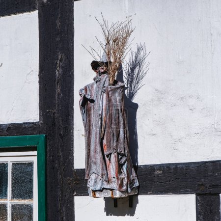 Téléchargez les photos : Détail d'une maison de sorcières historique à colombages dans le vieux centre de Tecklembourg - en image libre de droit