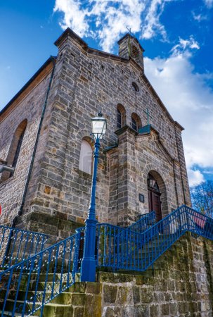 Téléchargez les photos : Eglise historique avec une lanterne dans la vieille ville de Tecklembourg - en image libre de droit