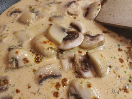 Téléchargez les photos : Préparation de la sauce Chasseur dans une casserole - en image libre de droit