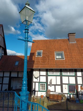Téléchargez les photos : Lampadaire bleu et bâtiment historique en bois à Tecklembourg - en image libre de droit