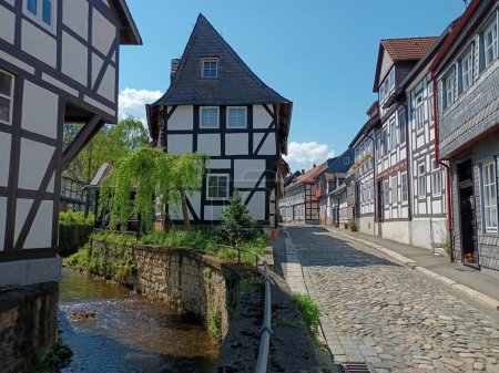Foto de Hermosa calle con casas históricas de entramado de madera junto al río Abzucht en Goslar - Imagen libre de derechos