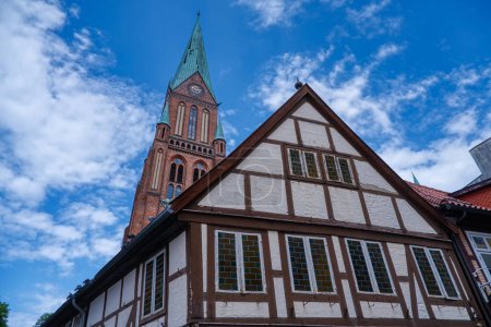 Casa de entramado de madera y catedral histórica en el casco antiguo de Schwerin