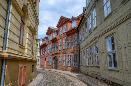 Téléchargez les photos : Rue historique dans le vieux centre de Schwerin - en image libre de droit