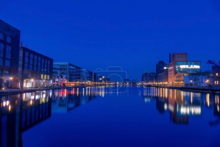 Beleuchtete und historische Industriebauten im Duisburger Innenhafen bei Nacht