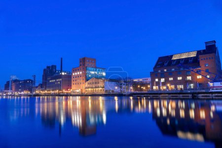 Beleuchtete historische Industriebauten im Duisburger Innenhafen in der Nacht