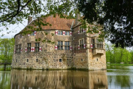 Schöne historische Wasserburg und Wassergraben in Lüdinghausen