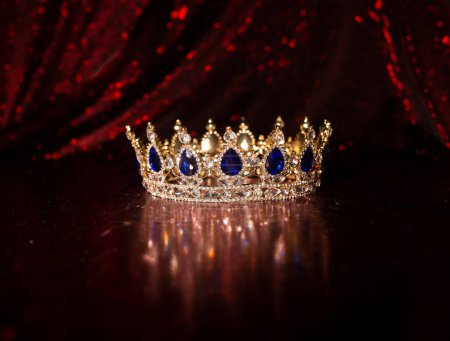 Foto de Corona de brillo de lujo sobre fondo rojo rico. Zafiro - Imagen libre de derechos