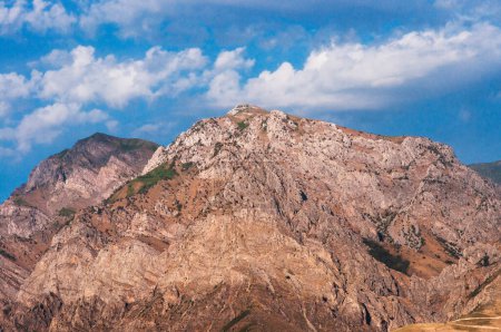 Téléchargez les photos : Rochers de Chimgan en Ouzbékistan. Montagnes, voyages, tourisme - en image libre de droit