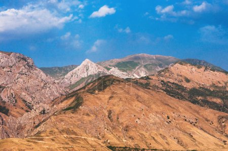 Chimgan rocas en Uzbekistán. Montañas, viajes, turismo