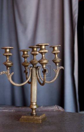 Téléchargez les photos : Candélabre, chandelier vintage, à l'ancienne. Intérieur - en image libre de droit