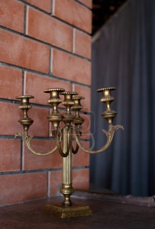 Téléchargez les photos : Candélabre, chandelier vintage, à l'ancienne. Intérieur - en image libre de droit
