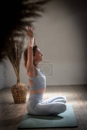 Téléchargez les photos : Femme de Kundalini yoga. Asana pour la concentration - en image libre de droit