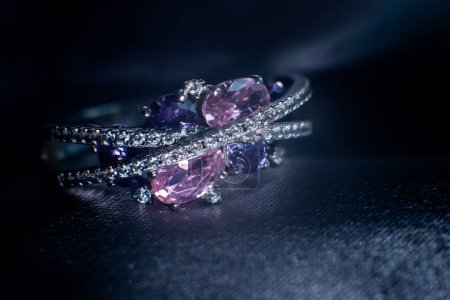 Téléchargez les photos : Bague dorée avec diamants et améthyste et autres pierres précieuses violettes et roses. - en image libre de droit