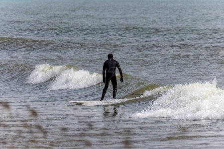 Foto de Manitowoc, WI USA 20-03-2023: Surfista en invierno en el Lago Michigan - Imagen libre de derechos