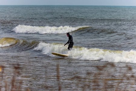 Foto de Manitowoc, WI USA 20-03-2023: Surfista en invierno en el Lago Michigan - Imagen libre de derechos