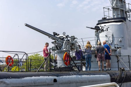 Téléchargez les photos : Manitowoc, WI USA 19 juin 2023 : Musée maritime, dont une partie est un sous-marin USS Cobia de la Seconde Guerre mondiale, fabriqué à Manitowoc. Visiteurs en visite guidée du sous-marin. - en image libre de droit
