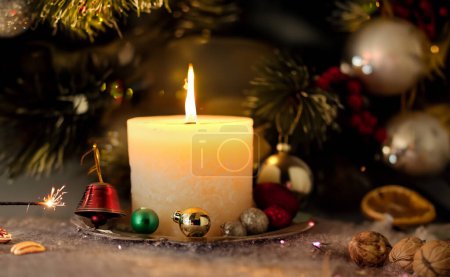 Téléchargez les photos : Décoration de Noël avec bougie allumée et ornements sur fond en bois. - en image libre de droit