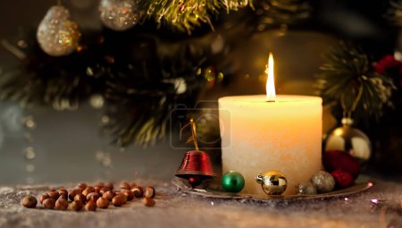 Téléchargez les photos : Décoration de Noël avec bougie allumée et ornements sur fond en bois. - en image libre de droit