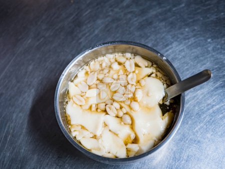 Téléchargez les photos : Pudding au tofu, pudding au soja avec des arachides dans un bol - en image libre de droit