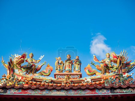 Foto de Concepto de cultura de Asia - Techo con hermosa decoración del famoso monumento histórico, el tradicional templo taiwanés oriental. - Imagen libre de derechos