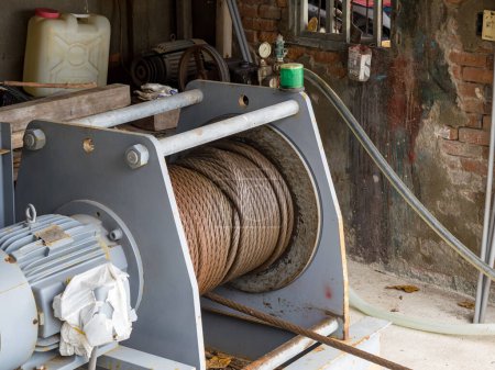 Foto de Cordón de cable o cabestrillo de cable en tambor de carrete de grúa o rollo de cabrestante de grúa la máquina elevadora en industrial pesada - Imagen libre de derechos