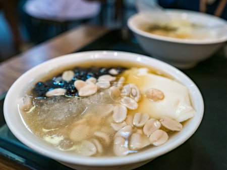 Téléchargez les photos : Pudding au tofu, pudding au soja aux arachides et boules de tapioca dans un bol - en image libre de droit