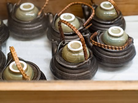 Téléchargez les photos : Dobin mushi (cuisine japonaise) : champignons matsutake cuits à la vapeur et conger de brochet avec bouillon japonais dans une théière en faïence et servi. - en image libre de droit
