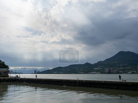 Foto de New Taipei City, Taiwan - November 27,2022: Beautiful landscape of Tamsui on November 27,2022 in New Taipei City, Taiwan.It's popular with visitors from Taipei and boasts many historical attractions. - Imagen libre de derechos