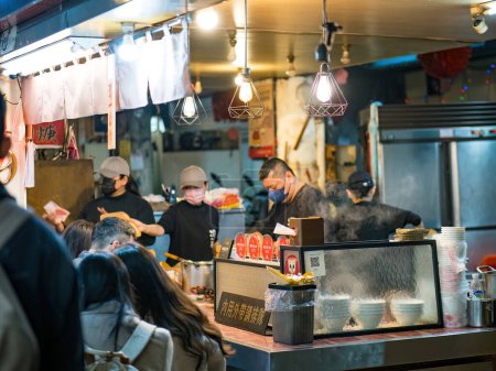 Foto de Taipei City, Taiwán - 27 de febrero de 2024: Huaxi Street Night Market (también conocido como Snake Alley) es un mercado nocturno principalmente cubierto que se extiende desde Bangka Old Street hasta Longshan Temple en el distrito de Wanhua de Taipei.. - Imagen libre de derechos