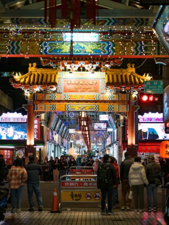 Foto de Taipei City, Taiwán - 27 de febrero de 2024: Huaxi Street Night Market (también conocido como Snake Alley) es un mercado nocturno principalmente cubierto que se extiende desde Bangka Old Street hasta Longshan Temple en el distrito de Wanhua de Taipei.. - Imagen libre de derechos