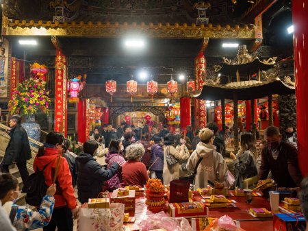 Téléchargez les photos : Taichung, Taiwan- 11 février 2024 : La vue sur le bâtiment du temple Dajia Jenn Lann à Taichung, Taiwan, est adorée à la déesse de la mer Mazu. - en image libre de droit
