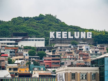 Téléchargez les photos : Keelung, Taiwan - 13 avril : façade de rue le 13 avril 2024 à Keellung, Taiwan. Keelung est la 9ème ville la plus peuplée de Taiwan. - en image libre de droit