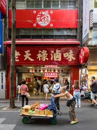 Foto de Taipei City, Taiwán - 9 de mayo: Fachada de la calle del distrito de Ximending el 9 de mayo de 2024 en la ciudad de Taipei, Taiwán. Ximending es un lugar popular y centro de tela de moda, películas, restaurantes y comida callejera.. - Imagen libre de derechos