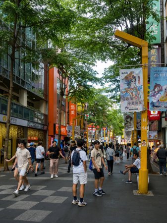 Foto de Taipei City, Taiwán - 9 de mayo: Fachada de la calle del distrito de Ximending el 9 de mayo de 2024 en la ciudad de Taipei, Taiwán. Ximending es un lugar popular y centro de tela de moda, películas, restaurantes y comida callejera.. - Imagen libre de derechos