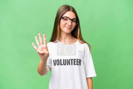 Teenager freiwillige kaukasische Mädchen über isolierten Hintergrund glücklich und zählen vier mit den Fingern