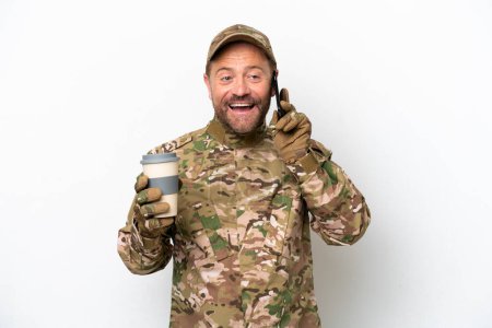 Téléchargez les photos : Militaire isolé sur fond blanc tenant du café à emporter et un mobile - en image libre de droit